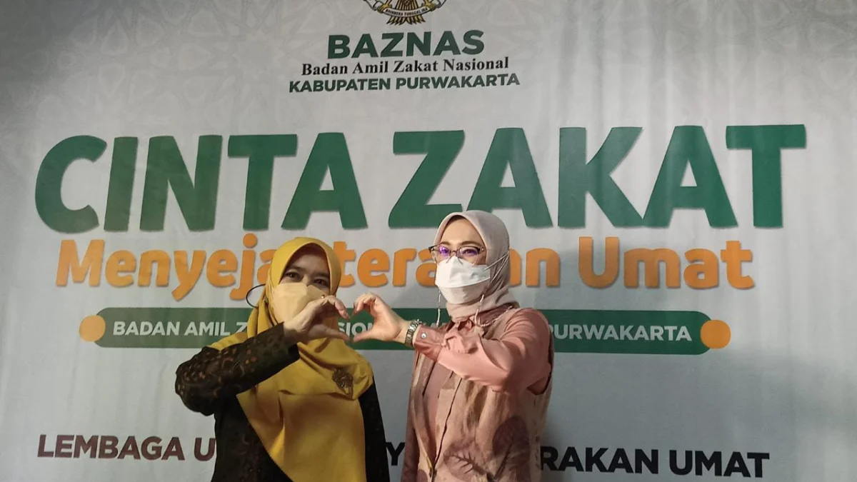 CINTA ZAKAT. Bupati Purwakarta Anne Ratna Mustika (kanan) dan Ketua Baznas Purwakarta Rika Ristiawati berfoto bersama dalam gerakan Cinta Zakat Menyejahterakan Umat.