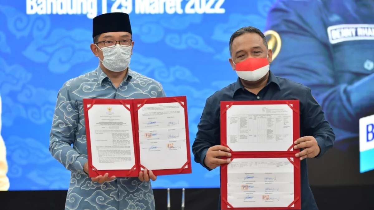 Gubernur Jabar Ridwan Kamil saat menandatangani nota kesepahaman antara Pemda Provinsi Jabar-BP2MI di Gedung Sate, Kota Bandung, Selasa (29/3/2022). (Foto: Rizal FS/Biro Adpim Jabar)