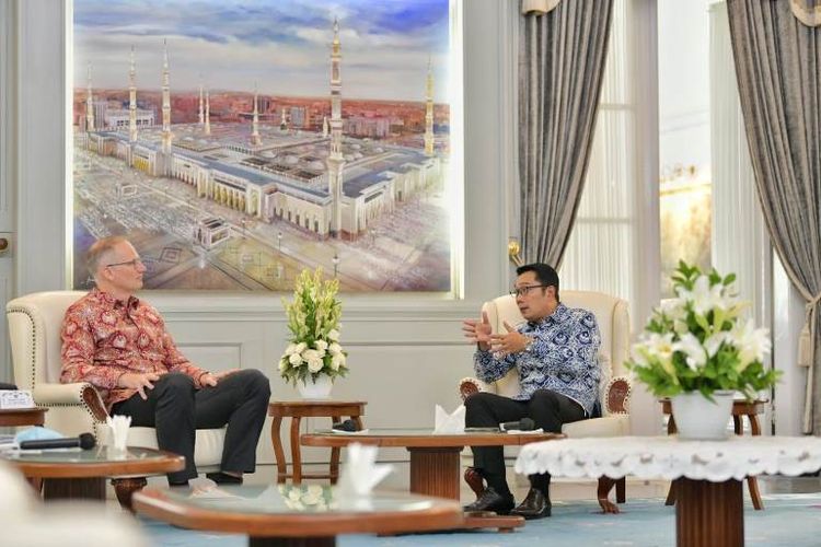 Gubernur Jawa Barat Ridwan Kamil saat bertemu Dubes Denmark untuk Indonesia Lars Bo Larsen, di Gedung Pakuan Bandung, Senin 11 April 2022. (Foto: Biro Adpim Jabar)