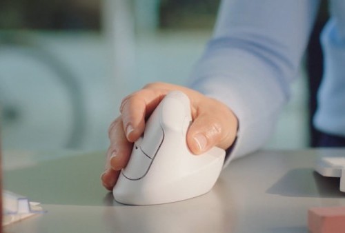 Anti Pegal! Logitech Rilis Mouse Vertikal untuk Pengguna Komputer!
