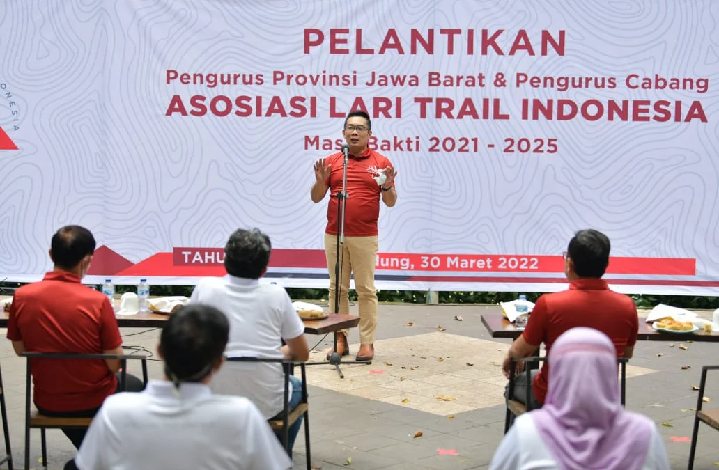 Gubernur Jawa Barat M Ridwan Kamil menyaksikan sekaligus memberikan sambutan dalam acara pelantikan Asosiasi Lari Trail Indonesia (ALTI) di Taman Hutan Raya, Kabupaten Bandung, Rabu (30/3/2022). (Rizal FS/Biro Adpim Jabar).