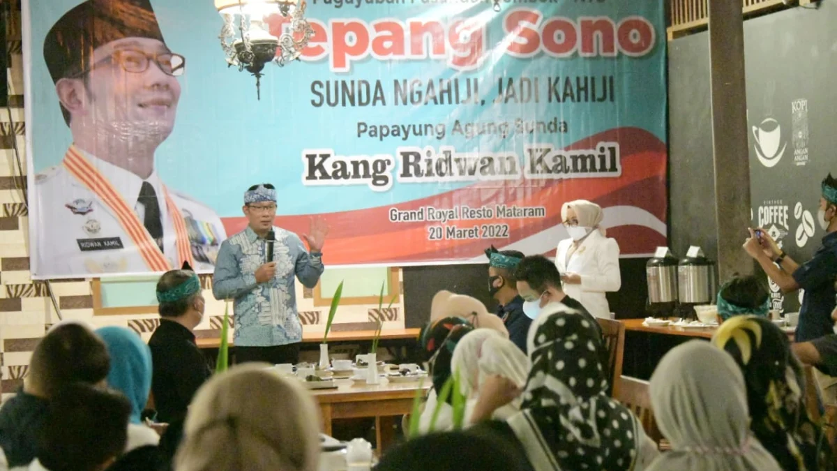 Gubernur Jawa Barat Ridwan Kamil saat bertemu dengan warga Jawa Barat di Lombok Tengah, Nusa Tenggara Barat, Minggu (20/3/2020) malam.