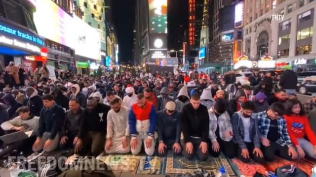 VIRAL! Amerika Dominan Islamophobia, Tapi Bolehkan Tarawih di Time Square! (Foto: radarbandung via freedomnews.tv)