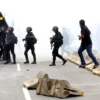 Ada Polisi Diserang, Dipukul dan Disiram Bensin oleh Massa Aksi Demo di Depan Gedung DPR