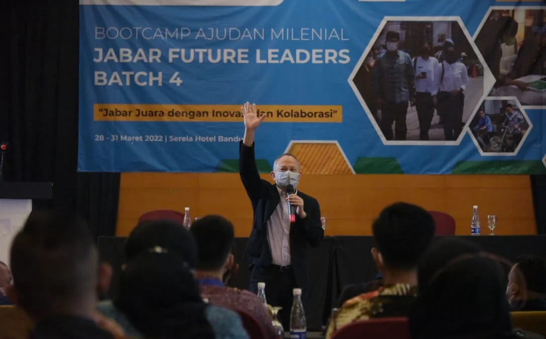 Sekda Jabar Setiawan Wangsaatmaja memberikan pengarahan kepada 30 peserta Ajudan Milenial Jabar Future Leaders Batch 4, di Serela Hotel, Kota Bandung, Kamis (31/3/22).
