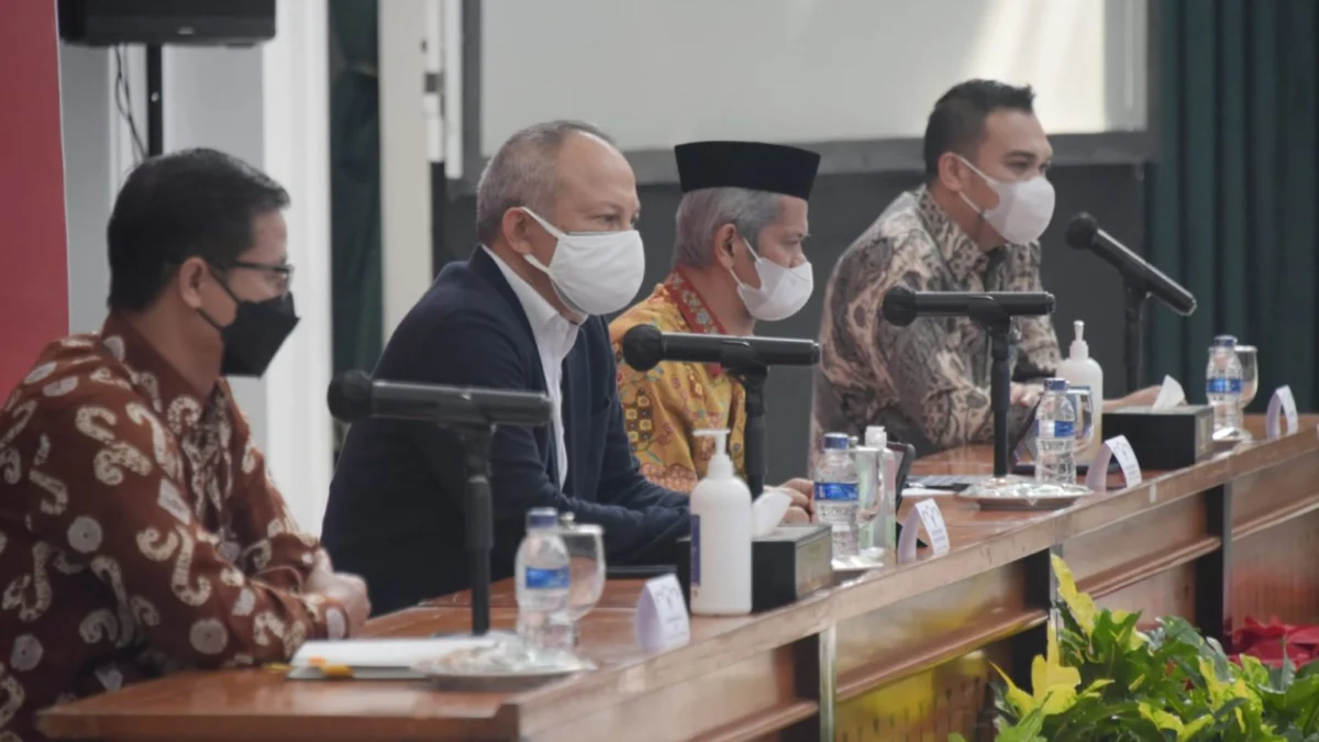Sekretaris Daerah Jawa Barat Setiawan Wangsaatmaja memberikan paparan pada acara Sosialisasi Pedoman Monitoring Center for Prevention (MCP) Tahun 2022 Tahap II, di Gedung Sate Kota Bandung, Rabu (9/3/2022).