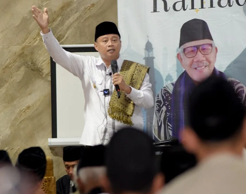 Wakil Gubernur Jawa Barat Uu Ruzhanul Ulum menghadiri Kajian Sabtu Subuh dengan tema "Sambut Ramadhan 1443 H", di Masjid Cibadak Daarul Matiin, Kabupaten Sukabumi, Sabtu (26/03/2022). (Foto: Biro Adpim Jabar)