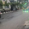Hujan Disertai Angin Kencang, Sejumlah Pengendara di Sepanjang Jalan Ahmad Yani Subang Memilih Menepi