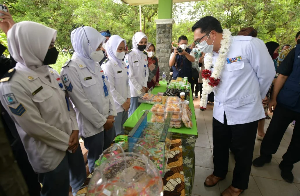 Gubernur Jawa Barat Ridwan Kamil saat meninjau Hari Pertama Pertemuan Tatap Muka Sekolah di SMKN 2 Subang, Kamis (12/5/2022). (Foto: Rizal FS/Biro Adpim Jaba