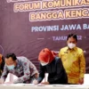 PENANDATANGANAN: Nota kesepakatan yang diteken Kepala Perwakilan BKKBN Jawa Barat Wahidin dan Kepala Diskominfo Jawa Barat Ika Mardiah di Hotel Gandia, Kota Bandung, pada Selasa, (24/5). DOK HUMAS BKKBN JAWA BARAT