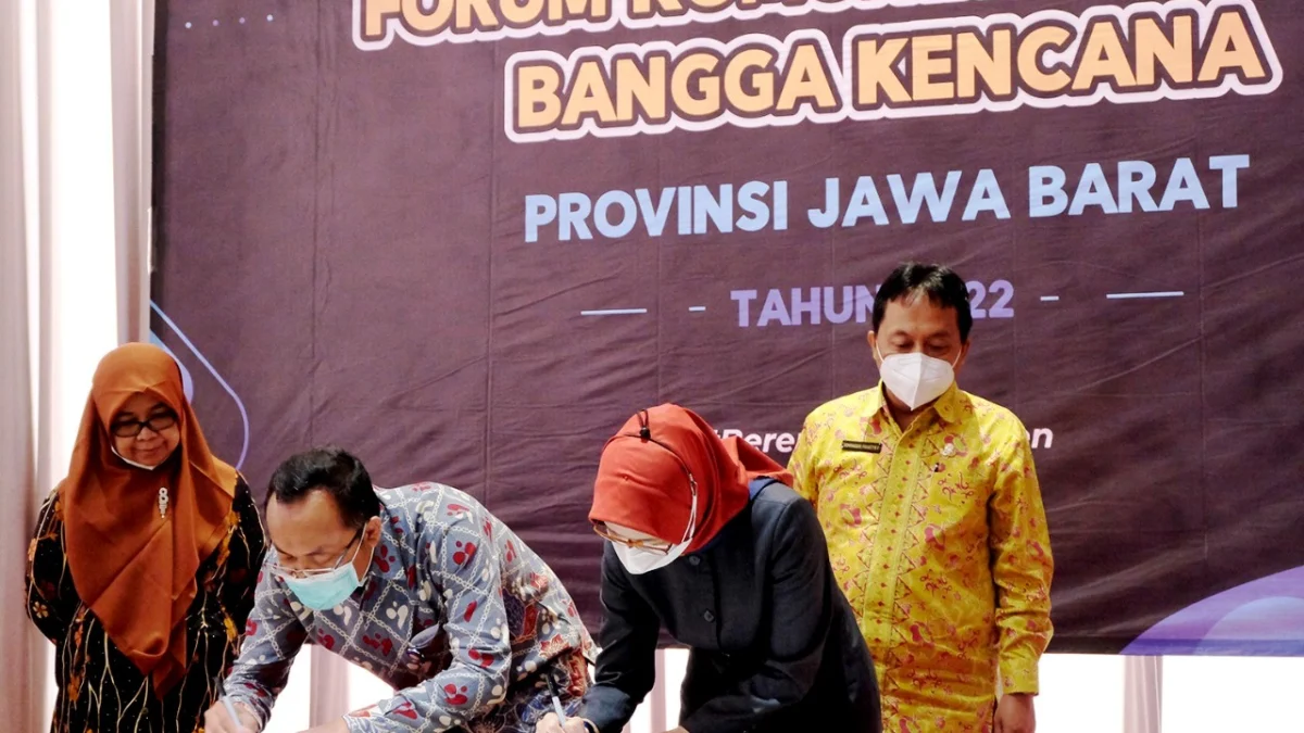 PENANDATANGANAN: Nota kesepakatan yang diteken Kepala Perwakilan BKKBN Jawa Barat Wahidin dan Kepala Diskominfo Jawa Barat Ika Mardiah di Hotel Gandia, Kota Bandung, pada Selasa, (24/5). DOK HUMAS BKKBN JAWA BARAT