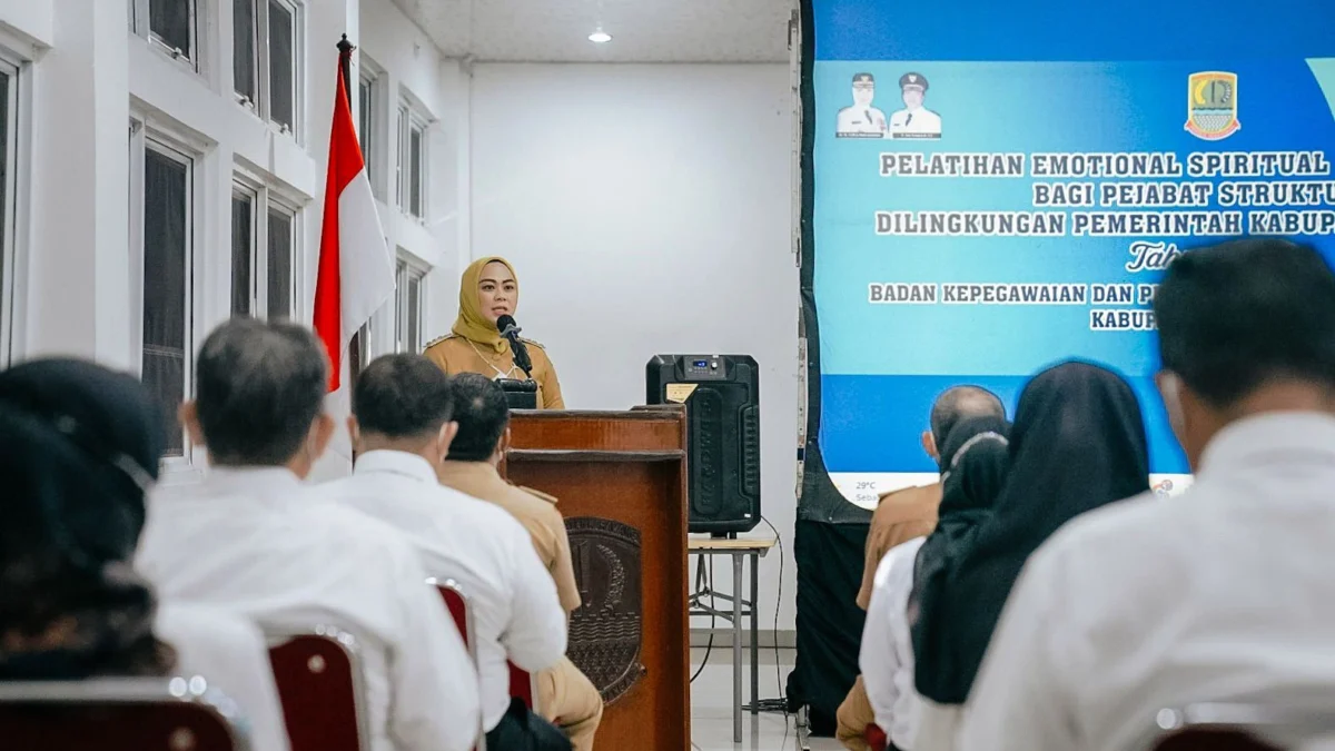 Bupati Karawang, dr. Hj. Cellica Nurrachadiana di Pelatihan ESQ di Pemkab Karawang