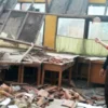AMBRUK: Entin (45) salah satu saksi saat 3 ruang SDN Rancanilem ambruk menunjukkan kondisi SDN Rancanilem di Desa Bojongloa, Kecamatan Rancaekek, Kabupaten Bandung yang ambruk. JABAR EKSPRES
