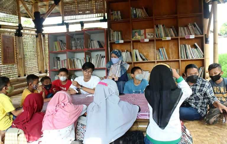BIMBINGAN: Anak-anak Desa Citaman, Kecamatan Nagreg, Kabupaten Bandung tengah dibimbing materi pelajaran oleh para pemuda Desa Citaman. JABAR EKSPRES
