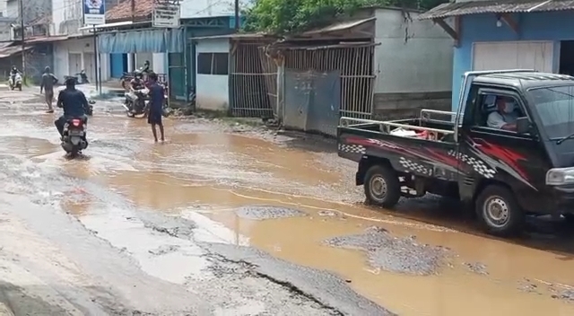 Berlubang Seperti Kolam Pancing, Jalan Arah Pondok Bali Rusak Parah