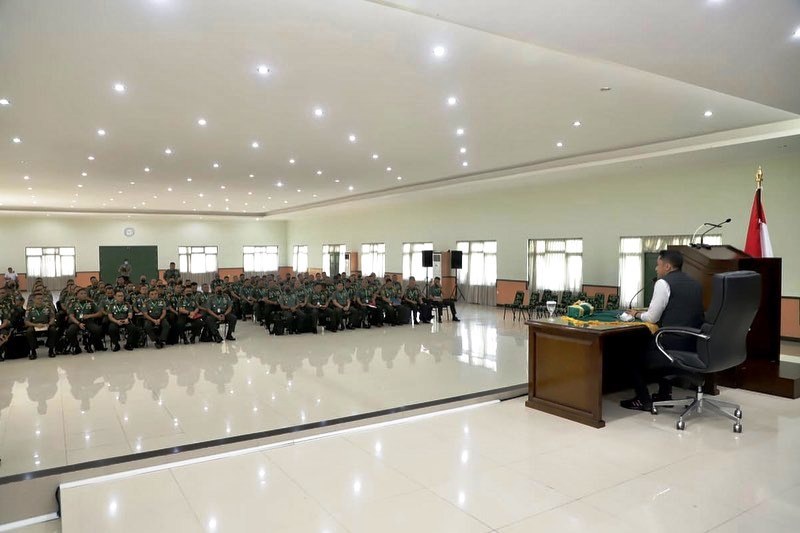 NARASUMBER: Plt Bupati Bandung Barat Hengki Kurniawan saat menjadi narasumber dan memberikan pembekalan kepada para Calon Dandim Tipe "B" yang tengah menjalankan pendidikan di Pusdikter Puster TNI AD, kemarin. ISTIMEWA