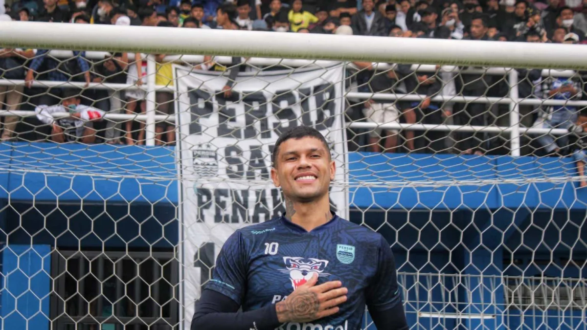 LATIHAN PERDANA: Ciro Alves saat menjalani latihan perdana dengan Persib di Stadion Sidolig, Jl. Ahmad Yani, Kota Bandung, Kamis (26/5). JABAR EKSPRES
