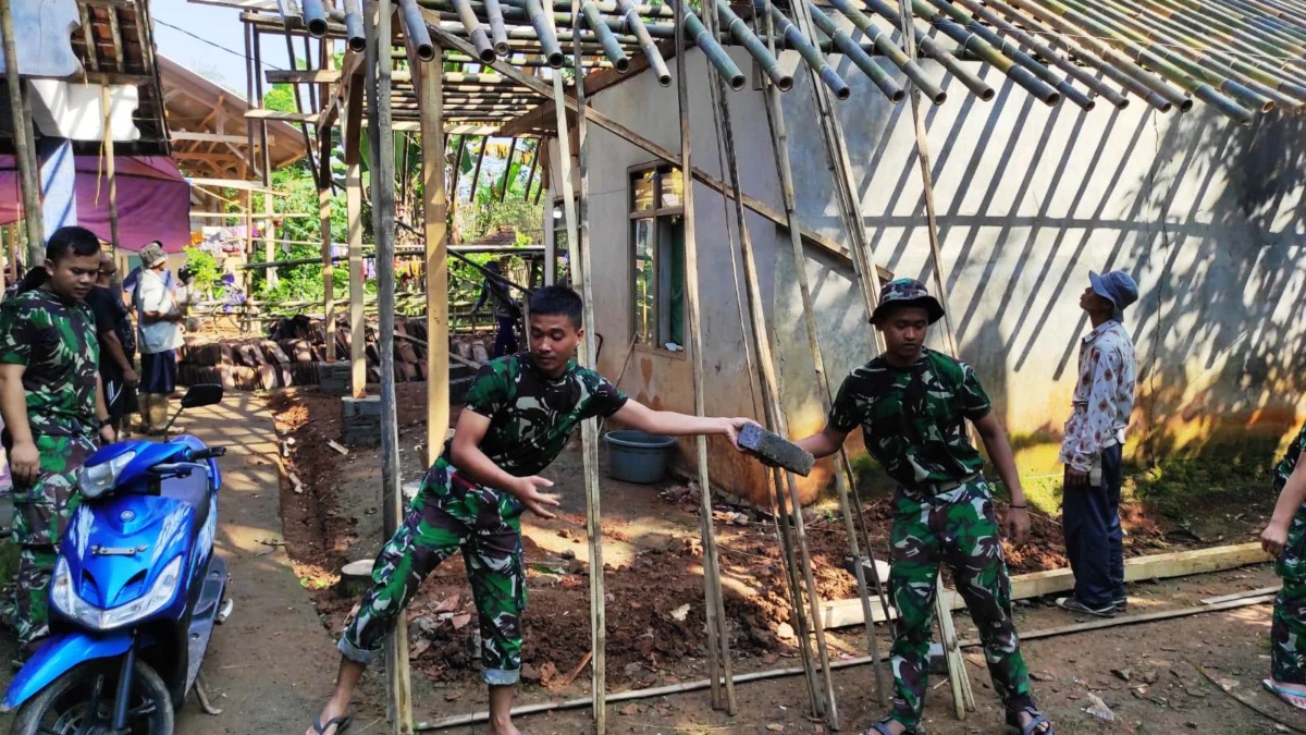 Mak Ersah Semringah, Mak Supi Tampak Hepi Rumahnya akan segera Diperbaiki TNI