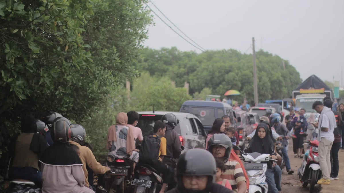Urai Kemacetan Masuk ke Pondok Bali, Kapolsek Legonkulon Pindahkan Area Tiketing