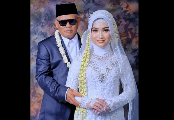 VIRAL! Kakek di Cirebon Ini Nikahi Gadis Cantik 19 Tahun, Jomblo Jangan Baper!