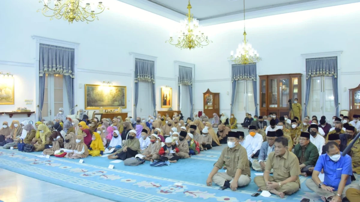 Doa bersama masyarakat Jawa Barat memohon pertolongan Allah SWT untuk keselamatan putra sulung Gubernur Jawa Barat Ridwan Kamil, Emmeril Kahn Mumtadz di Gedung Negara Pakuan, Kota Bandung, Senin (30/05/2022). (Foto: Biro Adpim Jabar)