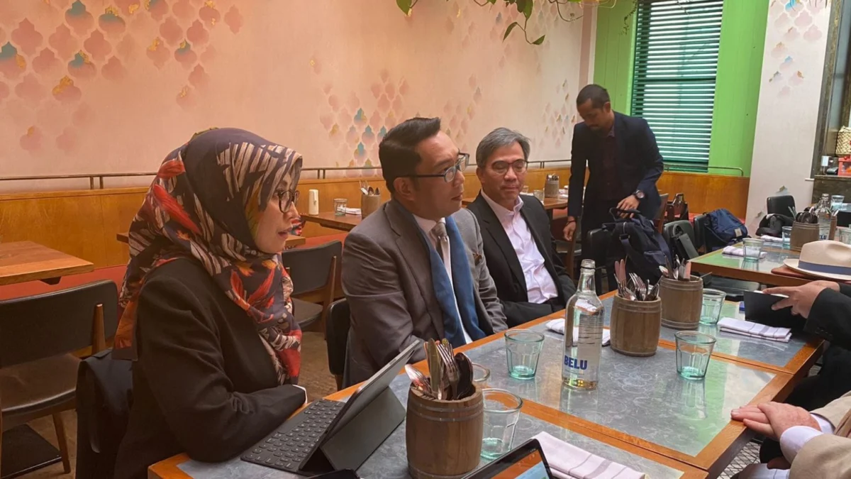 Gubernur Jabar Ridwan Kamil saat melakukan kunjungan kerja ke London, Inggris, Selasa (25/5/2022). Gubernur bertemu dengan sejumlah pihak menjajaki kerja sama di bidang pendidikan, energi baru terbarukan, teknologi, dan ekonomi kreatif. (Foto: Melisa)