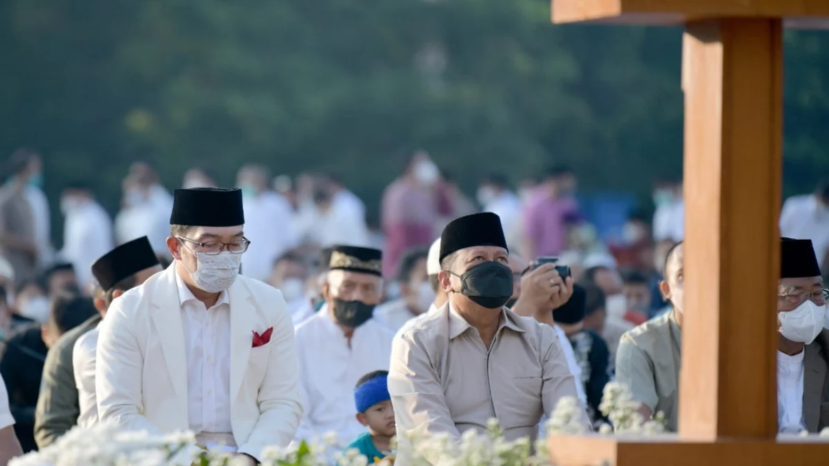 Gubernur Jabar Ridwan Kamil saat melakukan Salat Idulfitri di Lapangan Gasibu, Kota Bandung, Senin (2/5/2022). (Foto: Biro Adpim Jabar)