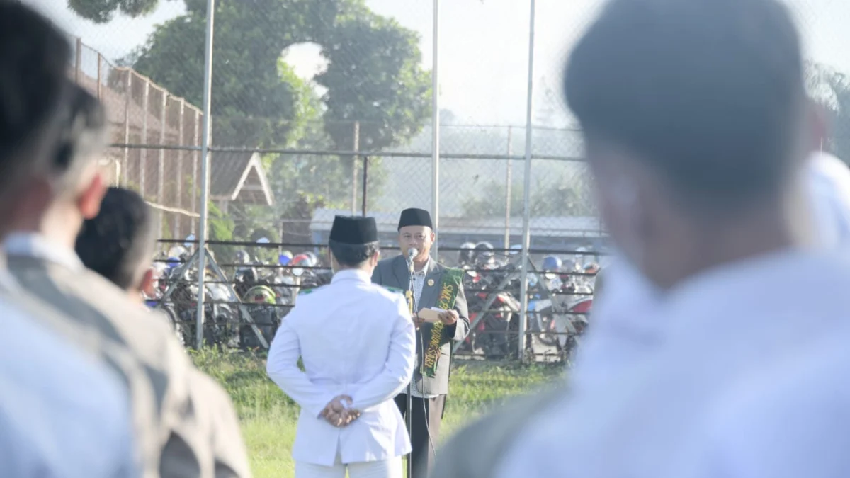 Wakil Gubernur Jawa Barat Uu Ruzhanul Ulum saat menjadi Pembina Apel Pagi, di SMK Pertanian Pembangunan Negeri (PPN) Tajungsari, Kabupaten Sumedang, Selasa (24/5/2022). (Foto: Biro Adpim Jabar)