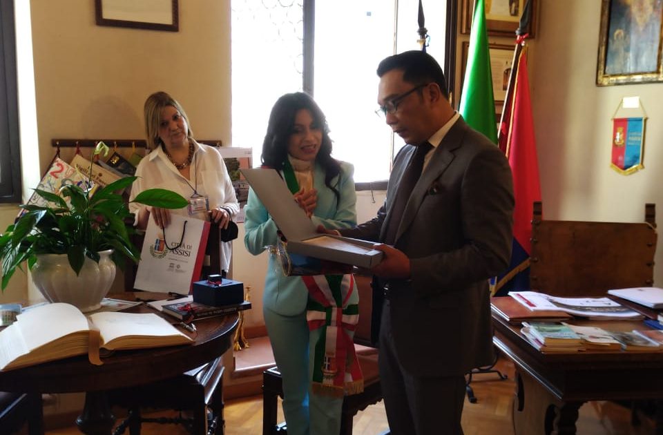 Gubernur Jawa Barat Ridwan Kamil memberikan cinderamata kepada Wali Kota Assisi Stefania Proietti, Sabtu (21/5/2022)