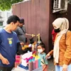 PERDAGANGAN: Menteri Perdagangan Zulkifli Hasan saat meninjau harga dan ketersediaan Kepokmas di Pasar Kosambi Bandung, Kamis (23/6). JABAR EKSPRES