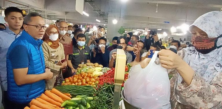 PERDAGANGAN: Menteri Perdagangan Zulkifli Hasan saat meninjau harga dan ketersediaan Kepokmas di Pasar Kosambi Bandung, Kamis (23/6). JABAR EKSPRES