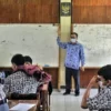 ILUSTRASI: Salah seorang guru honorer sedang mengajar di sekolah di Kota Bandung. JABAR EKSPRES