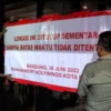 DITUTUP: Satpol PP Kota Bandung memasang spanduk penutup sementara Holywings. JABAR EKSPRES