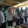 CEK HARGA: Kabid Perdagangan DKUPP Subang beserta jajaran mengecek harga dan ketersediaan cabai di pasar tradisional Subang. YUGO EROSPRI/PASUNDAN EKSPRES