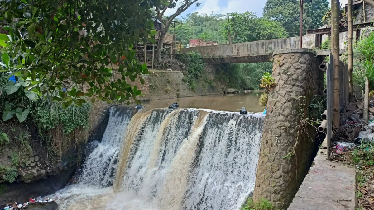 Kondisi aliran Sungai Cimeta usai dugaan pencemaran di Desa Tagog Apu, Kecamatan Padalarang Kabupaten Bandung Barat, Selasa (31/5/2022).