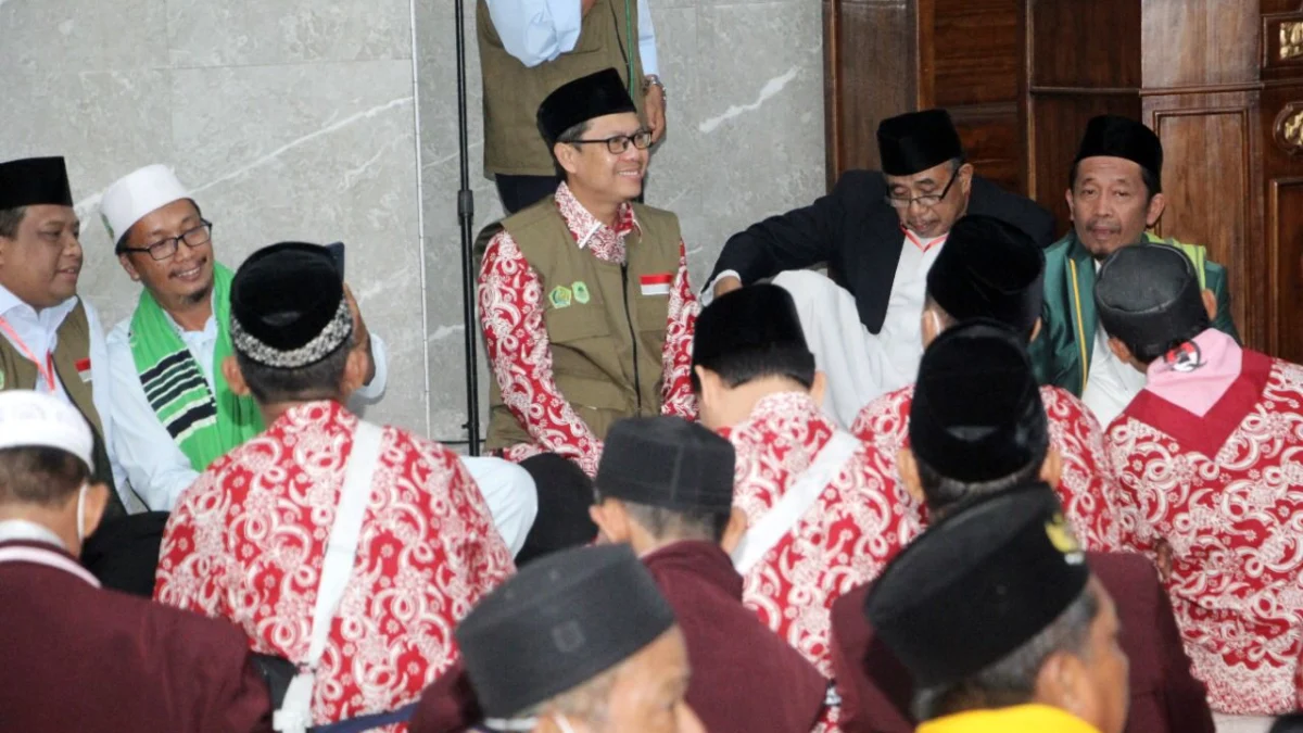 Suasana Haru Warnai Keberangkatan Calon Haji di Islamic Center Subang