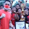 PRESTASI: Plt Bupati Bandung Barat Hengki Kurniawan bersama atlet tim pemenangan bola voli.