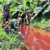 PERIKSA: Satgas Citarum memeriksa kondisi air Sungai Cimeta Padalarang Bandung Barat yang tercemar zat pewarna bahan tekstil.ISTIMEWA