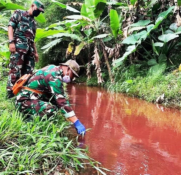 PERIKSA: Satgas Citarum memeriksa kondisi air Sungai Cimeta Padalarang Bandung Barat yang tercemar zat pewarna bahan tekstil.ISTIMEWA