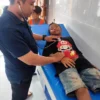 PERAWATAN: Salah seorang anak penderita cacar monyet di Kecamatan Cipunagara, saat mendapat perawatan dari tenaga kesehatan. YUGO EROSPRI/ PASUNDAN EKSPRES