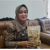 PRODUK UNGGULAN: Lurah Palumbonsari Fitria Yuniawati menunjukan produk unggulan UMKM. DEDI SARITA/PASUNDAN EKSPRES