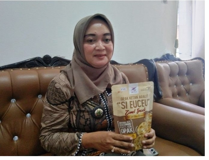 PRODUK UNGGULAN: Lurah Palumbonsari Fitria Yuniawati menunjukan produk unggulan UMKM. DEDI SARITA/PASUNDAN EKSPRES