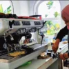 CINDY DESITA/PASUNDAN EKSPRES MERACIK: Barista Kiran Signature, Sari saat meracik kopi.
