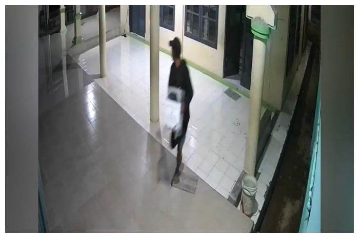 Seorang Pemuda Nekat Mencuri Kotak Amal, Aksinya Terekam CCTV