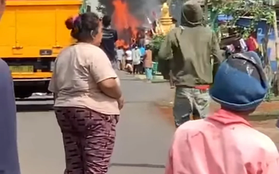 Breaking News! Angkot Kebakaran di Cijambe, Seorang Penumpang Perempuan Tewas
