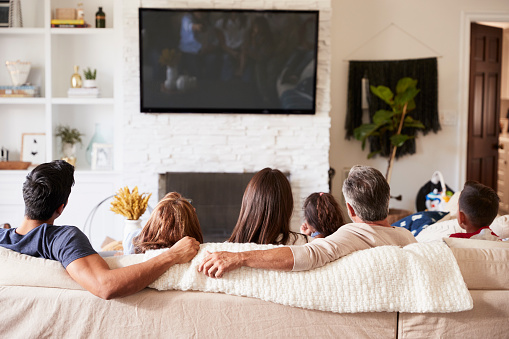 Manfaat Menonton TV dengan Keluarga, Baik Untuk Perkembangan Si Kecil