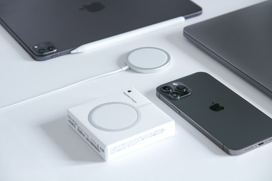 Siapkan iPhone 14, Apple Pesan Jutaan OLED Samsung (ilustrasi iPhone)