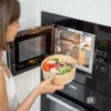 Apakah Sehat Memanaskan Makanan di Microwave?