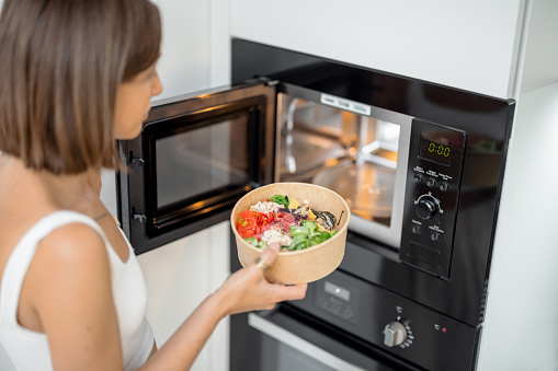 Apakah Sehat Memanaskan Makanan di Microwave?