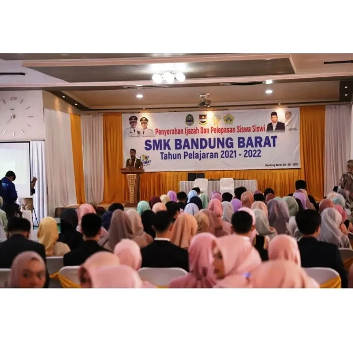 PELEPASAN: Plt Bupati Bandung Barat Hengki Kurniawan saat menghadiri Pelepasan Siswa SMK Bandung Barat Tahun Pelajaran 2021/2022 di Aula HBS Cimareme, Ngamprah, Selasa (28/6). ISTIMEWA